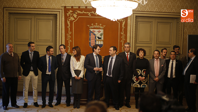 Representantes del Ayuntamiento y de la Cámara de Comercio de Salamanca. Foto: Alex López