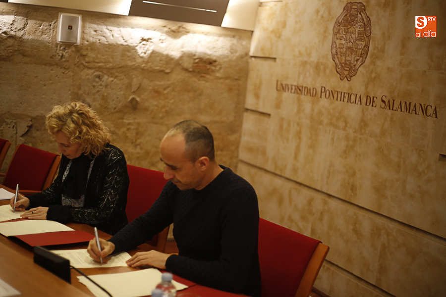 Firma del convenio entre la rectora de la UPSA y Ricardo Hernández (Foto de Álex López)