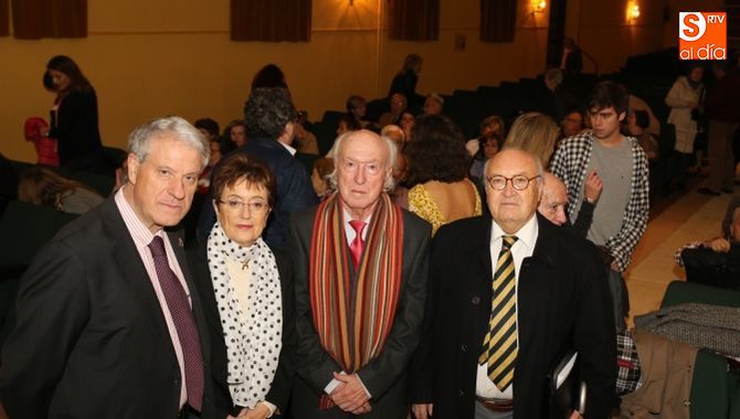 El doctor José Almeida (segundo, dcha.), nuevo miembro del CES. Fotos: Alberto Martín