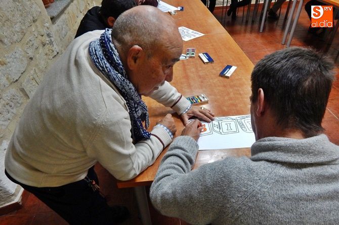En la imagen, uno de los voluntarios de Casa Samuel junto a uno de los residentes