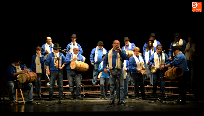 Un abarrotado patio de butacas recibía un año más a la Comparsa en su concierto de navidad