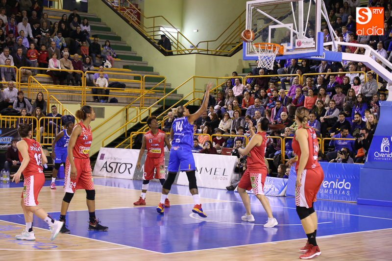 Un momento del partido jugado entre el Avenida y el Bembibre