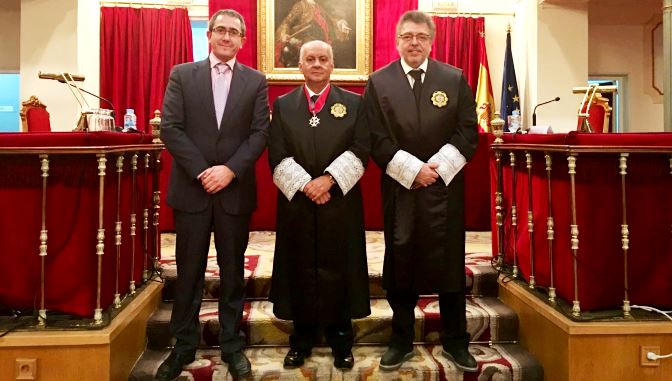 Joaquín Merchán, en el centro, con la condecoración de la Orden de San Raimundo de Peñafort