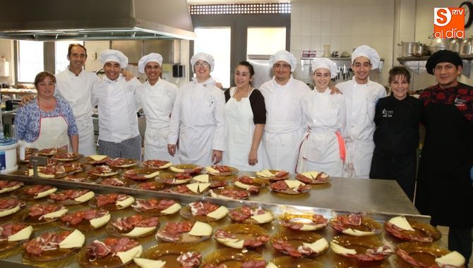 Comida solidaria para casi 500 comensales. Fotos: Alberto Martín