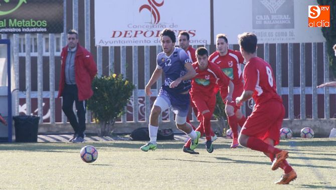 Momento de un partido del Navega disputado en el campo Vicente del Bosque