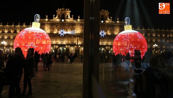 La gran bola, protagonista de la decoración navideña