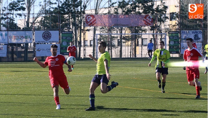 Momento del partido disputado este domingo entre el Helmántico y el Hergar Camelot