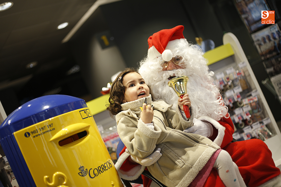 La ilusionante visita de Papá Noel al Barrio del Oeste. Foto: Alex López