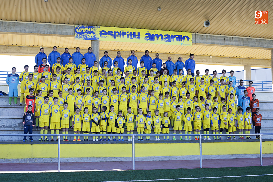 Los equipos del RS Monterrey posan en las gradas del campo Reina Sofía (Foto de Álex López)