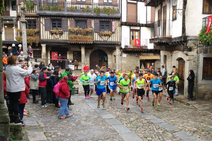 Los corredores parten del centro de la villa el día de Nochevieja. Foto: Ayto. La Alberca.