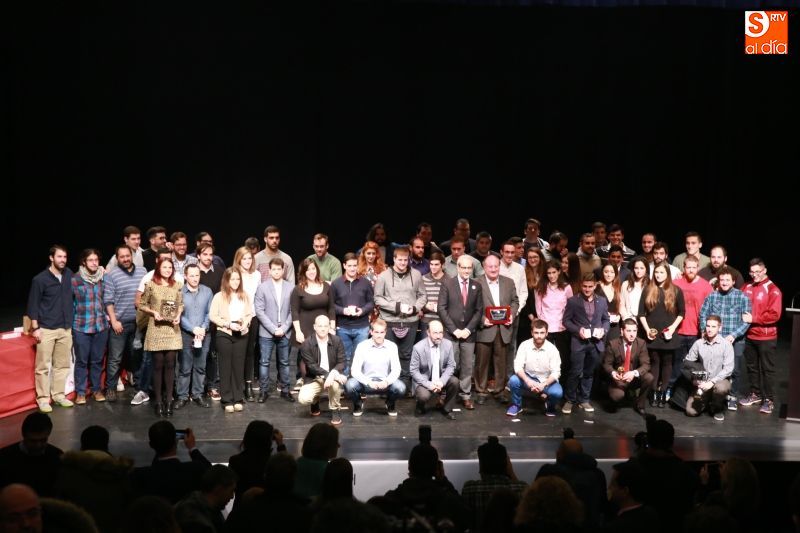 Foto familiar de los premiados en la gala del deporte universitario