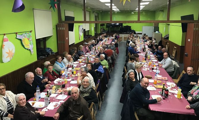 Los mayores celebran la Navidad con una merienda
