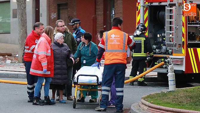 Evacuación de uno de los heridos por esta explosión