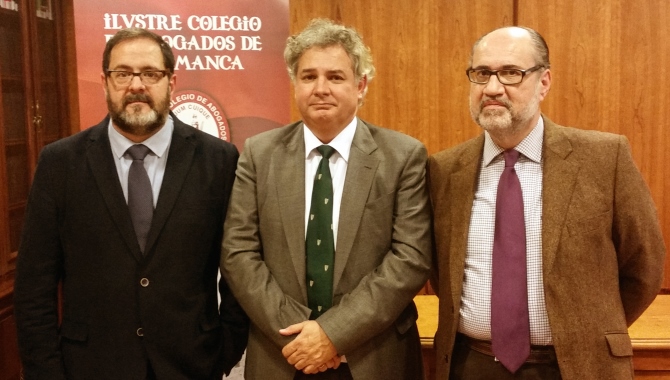 Eduardo Iscar, ganador de las elecciones del Colegio de Abogados de Salamanca, en el centro, junto a los otros dos candidatos