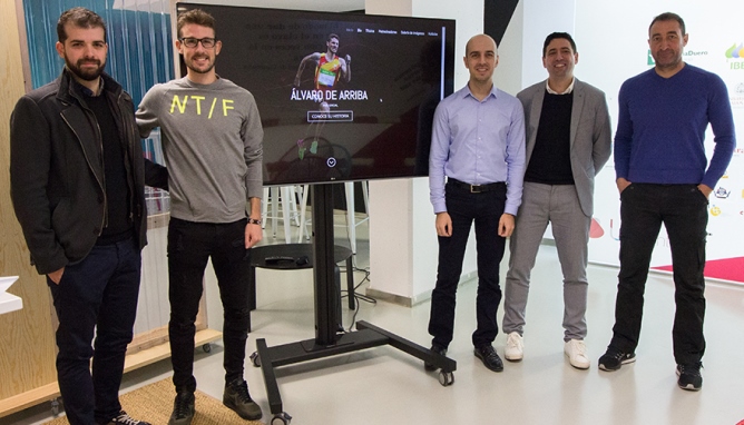 Álvaro de Arriba, acompañado de su entrenador Juan Carlos Fuentes y Juan Barbero (Director de ventas y marketing de Pixel Innova)