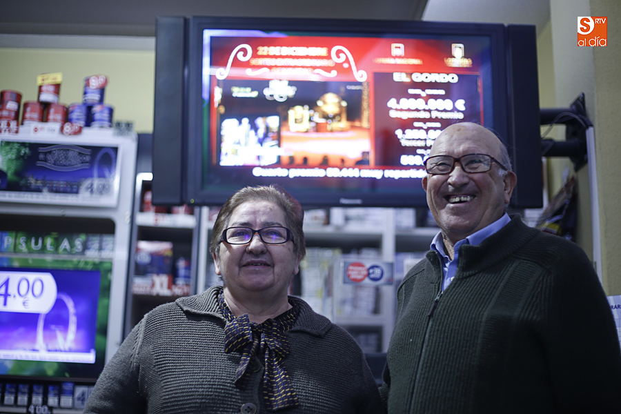Mercedes López y su marido, en el estanco de la calle San Justo. Foto: Alejandro López