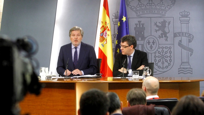 El ministro de Educación, Cultura y Deporte y portavoz del Gobierno, Íñigo Méndez de Vigo, y el ministro de Energía,Turismo y Agenda Digital, Álvaro Nadal, a durante la rueda de prensa posterior al Consejo de Ministros
