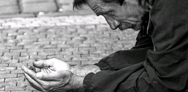 Tender la mano al necesitado