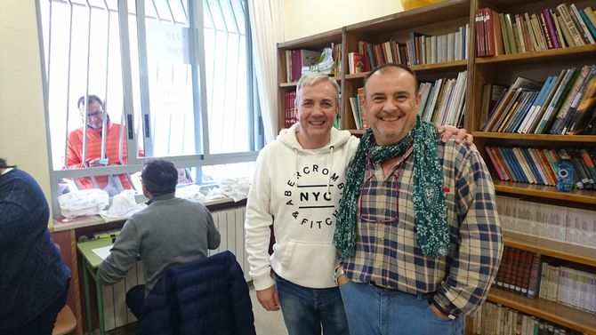 Ambiente festivo en la recogida de los últimos dorsales de la San Silvestre  