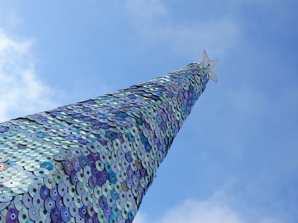 Según los pilotos, el árbol navideño genera un gran destello cuando le da el sol