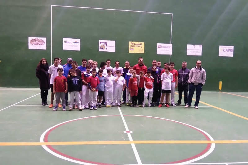 Foto familiar de los participantes en el torneo de Villoria