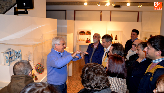 Antonio Basanta realizaba una visita guiada a la muestra que recoge parte de su colección de belenes