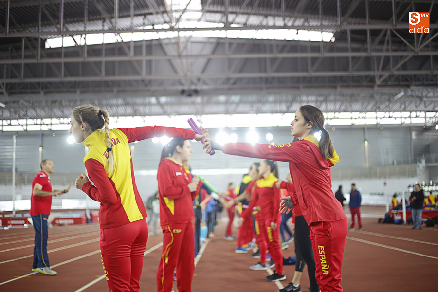 Mañueco anima a los velocistas nacionales que entrenan en La Aldehuela