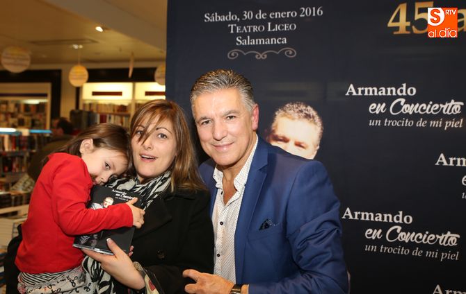 El cantante Armando, durante la firma de ejemplares de su último disco. Foto: Alberto Martín