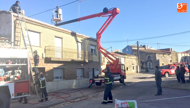 En la extinción participaron bomberos de los parques de Lumbrales y Vitigudino / ARCHIVO
