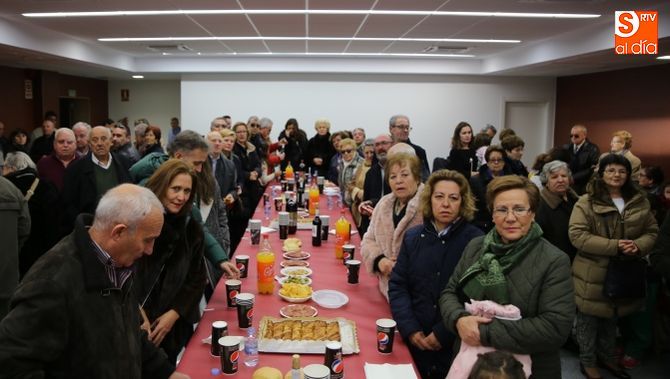 Tras la misa y procesión, aperitivo para los vecinos. Fotos: Alberto Martín