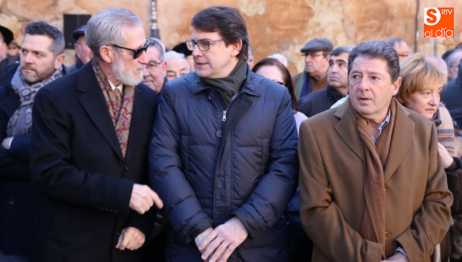 El alcalde de Salamanca, Alfonso Fernández Mañueco, entre el presidente de la Asociación Amigos de Unamuno, Francisco Blanco Prieto, y el nieto de Unamuno, Pablo de Unamuno