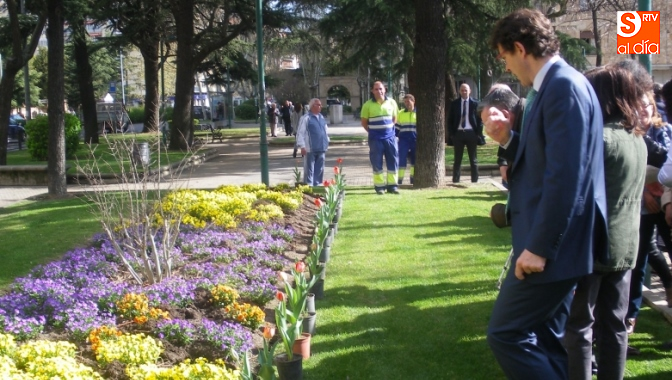 El alcalde de la ciudad en un acto de plantación de tulipanes en el paseo de Carmelitas