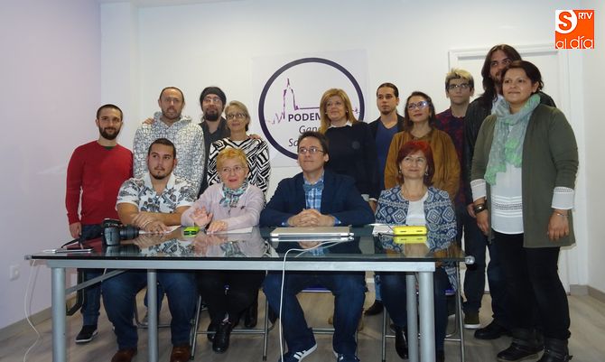 Ignacio Paredero, secretario general de Podemos Salamanca, en el centro, junto a compañeros del partido