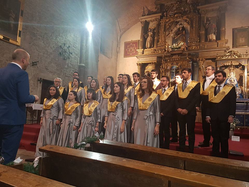 El coro Tomás Luis de Victoria actuó en el altar de la iglesia parroquial. Fotos: Asoc. Amigos de La Alberca.
