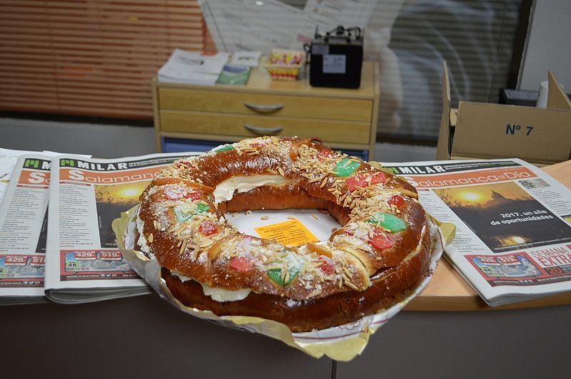 Un gran roscón de Gil acompañó a la Redacción en la víspera de Reyes | Fotos: Ángel Merino