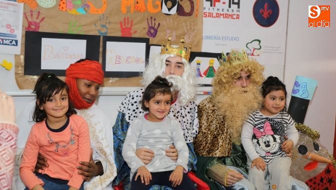 Los asistentes posaron con los Reyes Magos / Foto de Alberto Martín