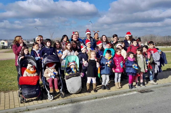 Los niños y niñas de la Asociación Amigos de Ledesma salen a pedir el aguinaldo