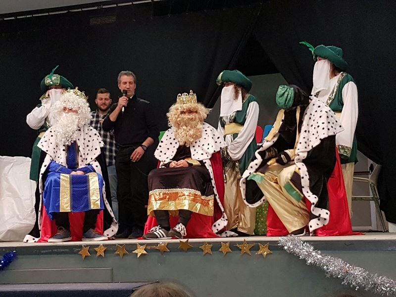 Los Reyes Magos entregaron los primeros regalos acompañados del alcalde de la localidad