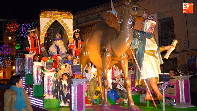 Cientos de familias abarrotaron el recorrido de la Cabalgata de Reyes