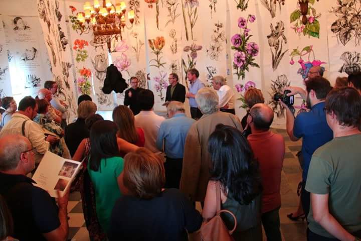 Miguel Elías, autoridades y visitante a la exposición