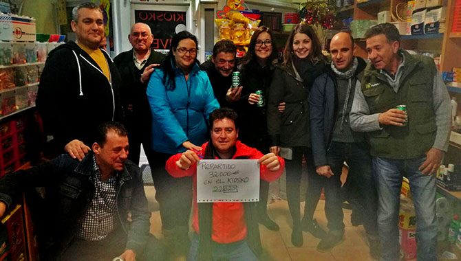 Amigos y clientes de Kiosco Diver y Churreria La Gaviota se reunían para brindar por la suerte recibida