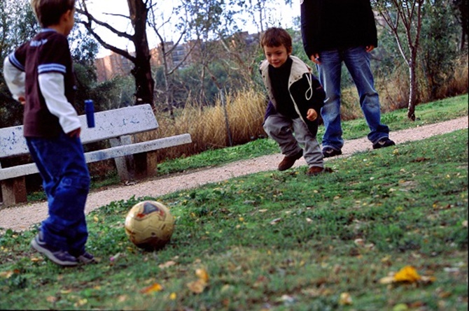 Niños jugando al aire libre