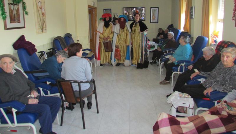 Los Reyes Magos despiertan la ilusión de pequeños y mayores en Saucelle  