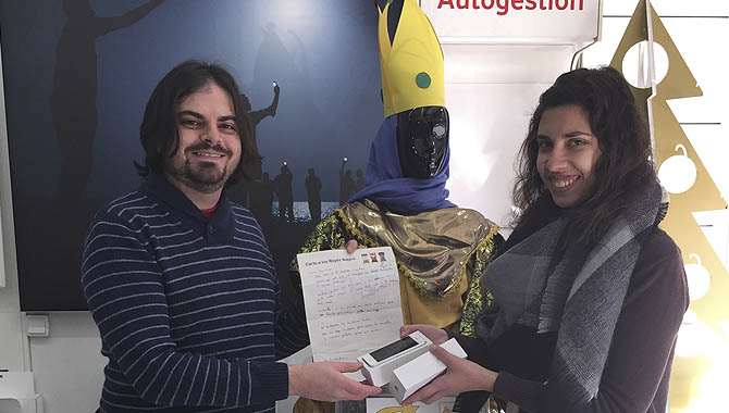 Una de las empleadas de Mil Tel Hace entrega del Iphone al  tío del niño