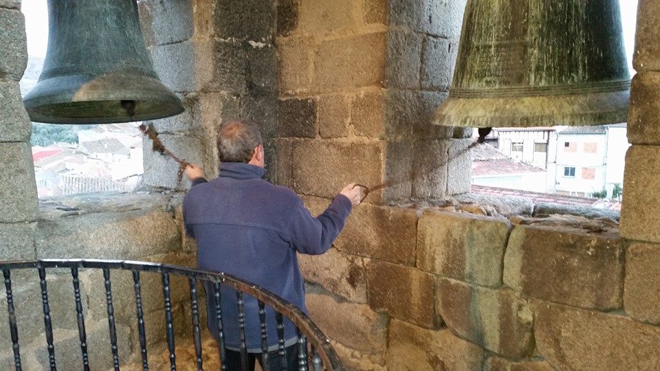 un vecino toca a Vísperas de Santa Águeda el pasado año. Foto: Ayto. de San Esteban