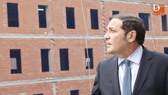 El consejero de Sanidad, Sáez Aguado, en una de sus visitas a la obra del Hospital