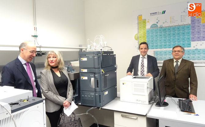 Los resposables de la USAL muestran el nuevo espectrómetro de masas en el Edificio I+D+i