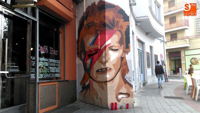 Grafitti del rostro de David Bowie en la Plaza del Oeste