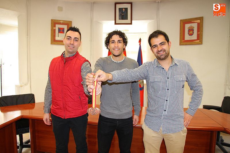 David Alejandro muestra su medalla de bronce nacional junto a su entrenador y el concejal de Deportes.