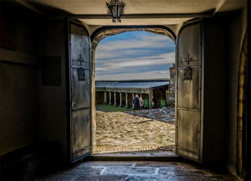 Puerta abierta en el monasterio de Mario Alcántara, fotografía ganadora del certamen en 2016